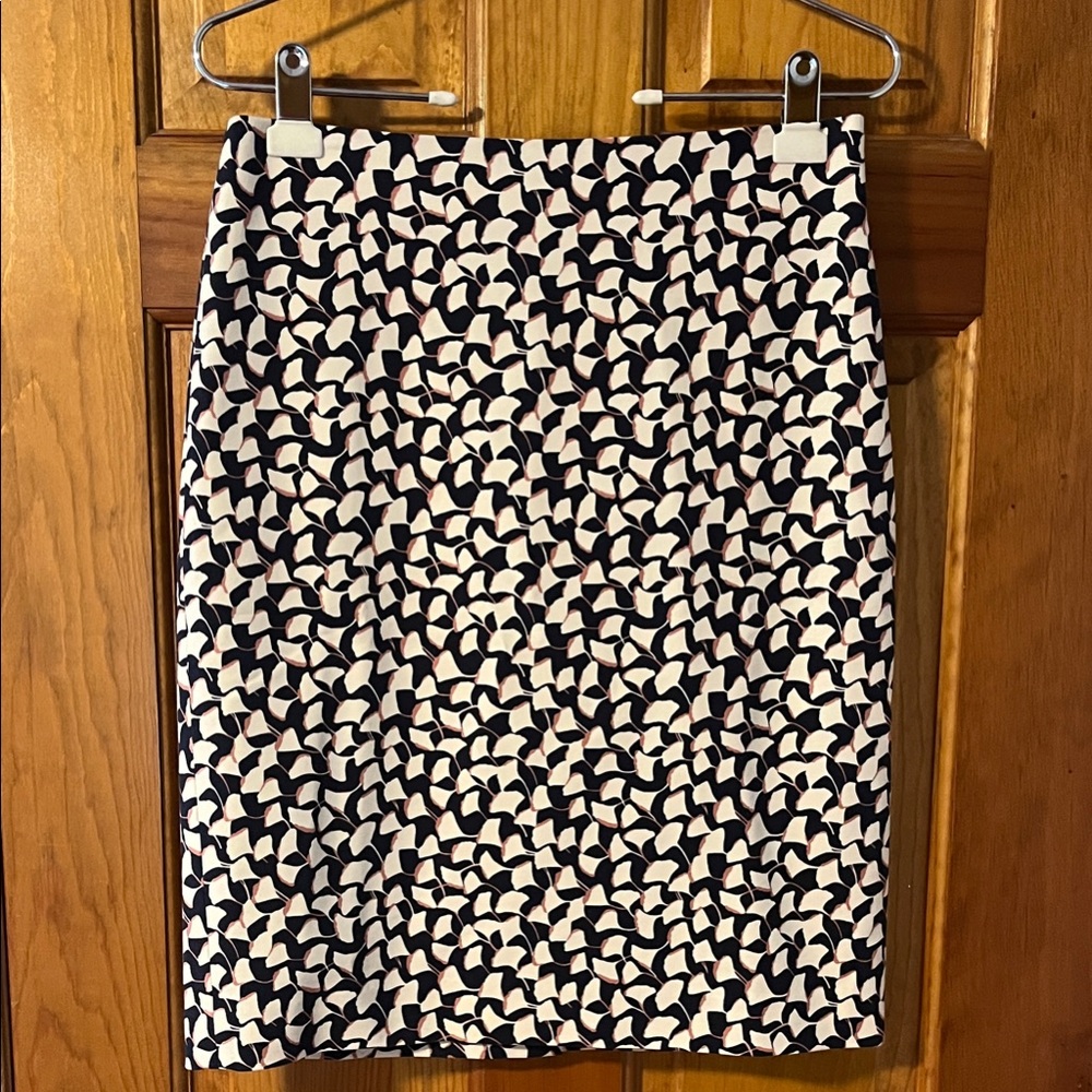 Ann Taylor 6P Navy & White Patterned Pencil Skirt